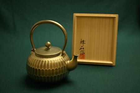 写真：人間国宝 奥山峰石の銀製湯沸 4寸（亀甲紋）