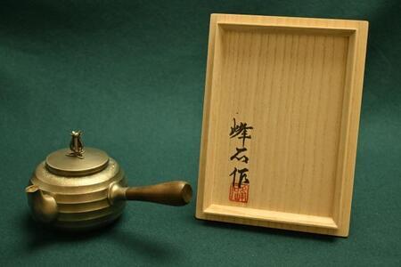 写真：人間国宝 奥山峰石の銀製急須（横筋）