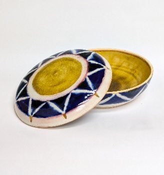 蓋の開いた瑠璃松葉模様丸平蓋物