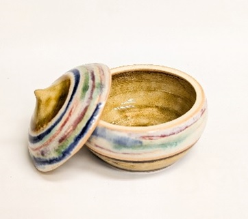 蓋の開いた線模様水滴球蓋物