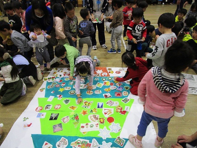 写真:クリスマスツリーを作成している様子