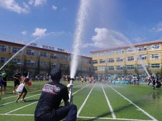 写真:夏の子ども会 放水