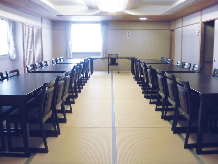 北区セレモニーホールの和室控室の写真。2室あり、各60畳。机7台、椅子37脚置けます。