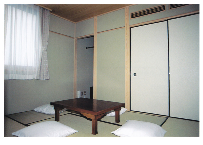 北区セレモニーホールの家族控室の写真。2室あり、各6畳。入浴設備あり。4名程度の宿泊可能。