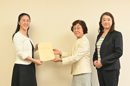 写真：提言を提出する様子