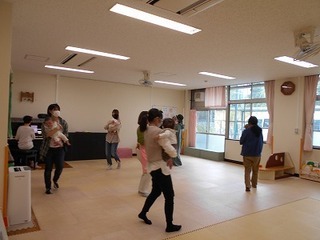 写真：抱っこで遊ぼうの様子