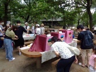 写真:暗闇での明るさ体験