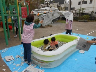 写真：第1回ゆるりまつり　新聞紙ランド