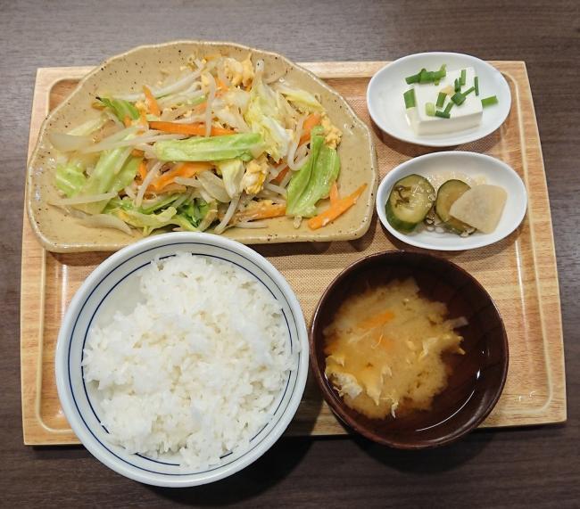 写真:卵と野菜の塩麹炒め定食
