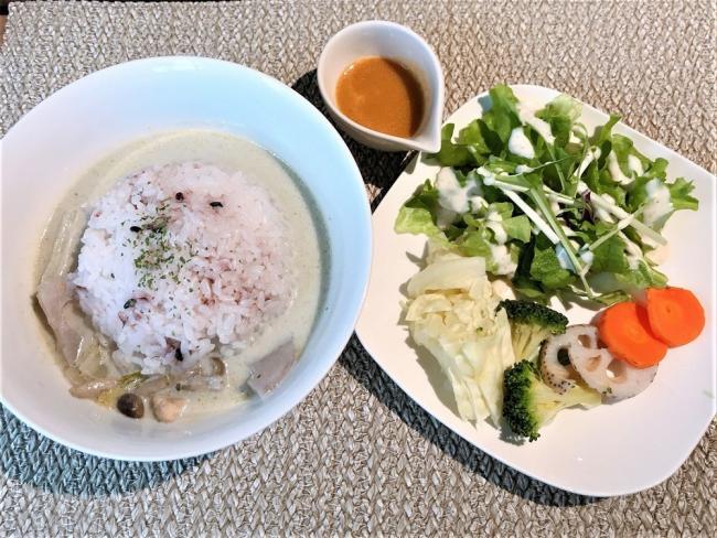 写真:グリーンカレー+温野菜サラダ