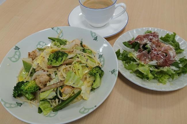 写真:旬のやさいとホタテのペペロンチーノ