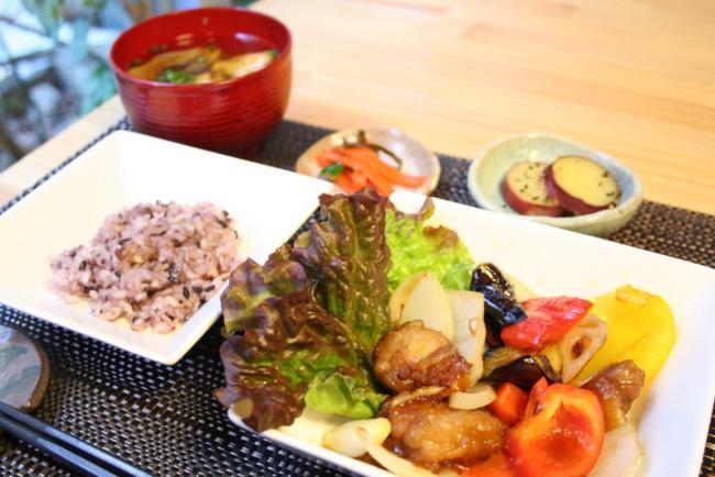 写真:彩り野菜と鶏の黒酢あんかけ