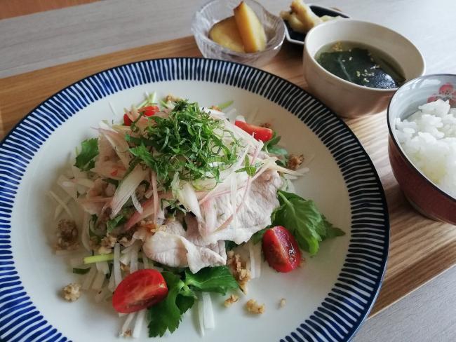 写真:茹で豚の香味野菜サラダ