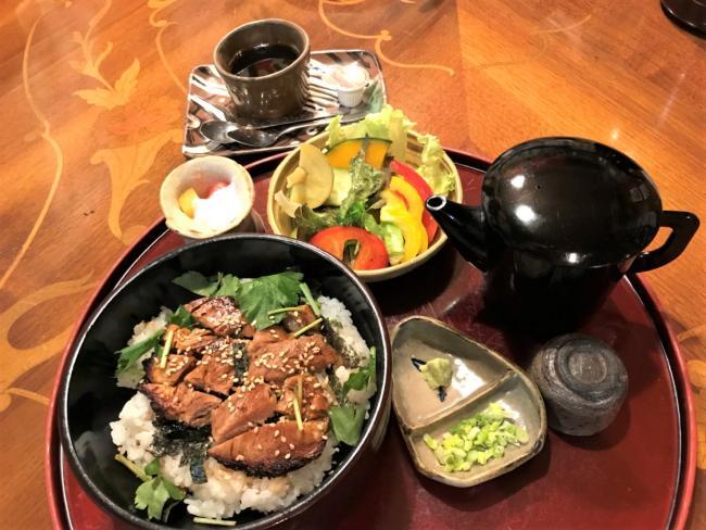 写真:とん豚(とん)ヘルシー×シニアひつまぶし