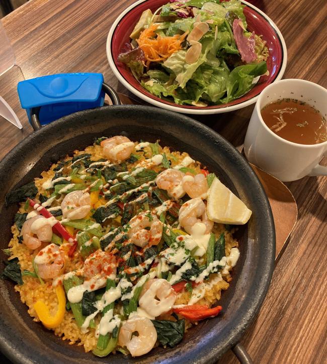 写真:小海老とほうれん草のパエリア