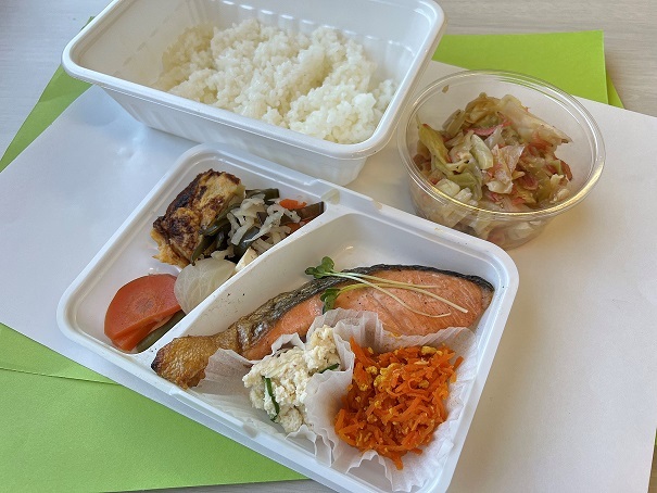 写真:焼き魚弁当(鮭)+切干大根のナムル