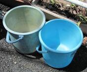写真：2個のバケツ