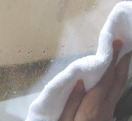 写真：結露を拭き取る