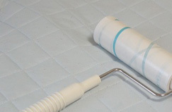 写真：布団に粘着テープをかける