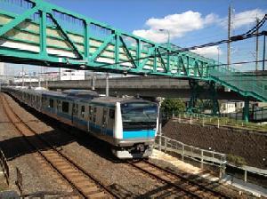 写真:新しく塗装された御坊坂こ線人道橋