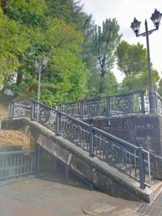 写真：車輪のデザインを模った欄干