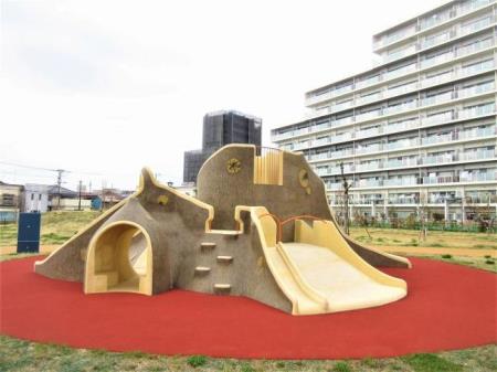 写真：切り株をモチーフにした造形遊具