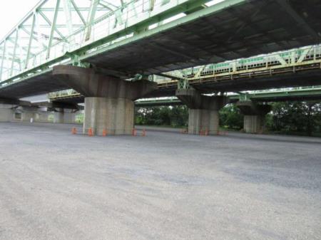 写真:荒川赤羽緑地駐車場