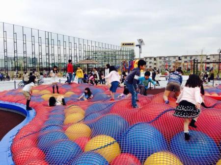 写真：ボールネットで遊ぶこどもたち