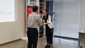 写真:委嘱状の交付