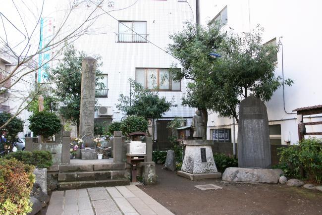 写真：近藤勇と新選組隊士供養塔