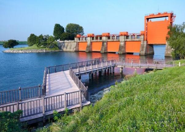 写真：旧岩淵水門（赤水門）