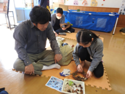 クリスマスリース作成の様子