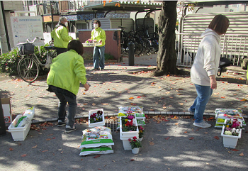 地域の家庭への苗を分ける活動写真
