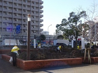 ごみ拾いをしている方の写真