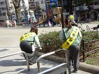 ごみ拾いをしている方の写真3