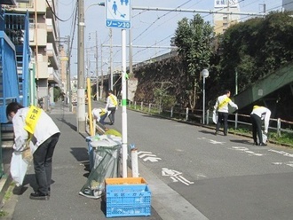 ごみ拾いをしている方の写真4