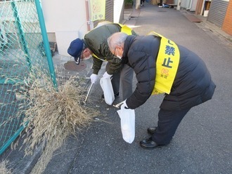 ごみ拾いをしている方の写真5
