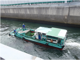 写真：浮遊物の回収作業の様子