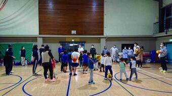 写真:学校体育館でのスポーツ活動