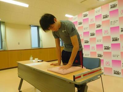 写真:鈴木セルヒオ選手手形型取り