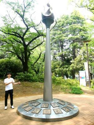 写真:アスリート手形モニュメントの横に立つ鈴木セルヒオ選手