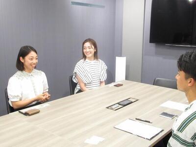 写真:インタビューの様子1