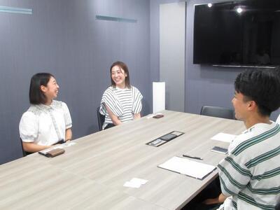 写真:インタビューの様子2