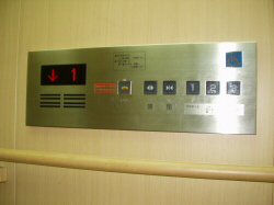 写真：エレベータ内の車いす用ボタンとディスプレイ