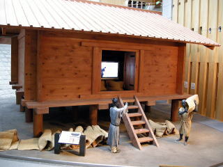 写真:常設展示 豊島郡衙の正倉(象徴展示)