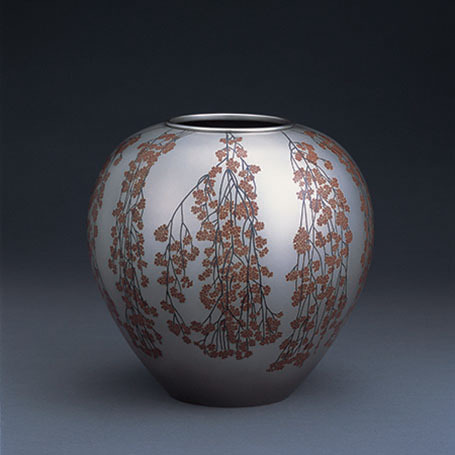 写真：打込象嵌壺「枝垂れ桜」