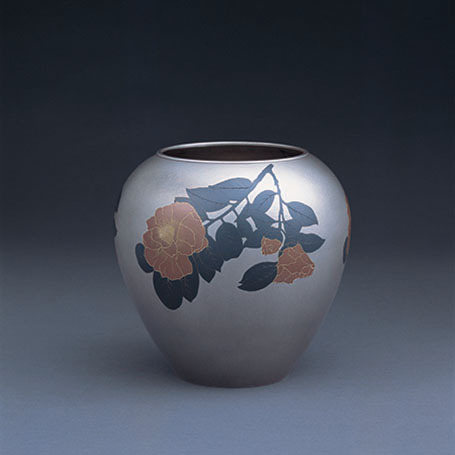 写真：切嵌象嵌花器「八重椿」