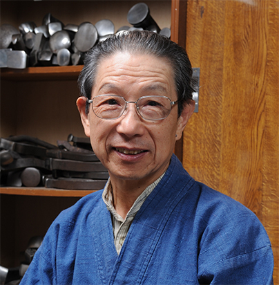 写真：人間国宝・北区名誉区民　奥山 峰石