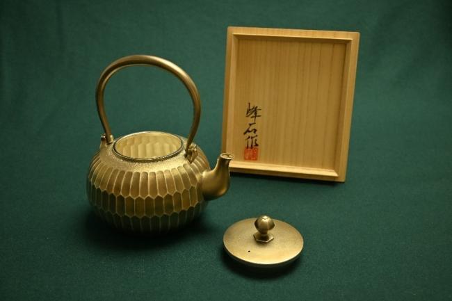 写真：返礼品とする湯沸（亀甲文）