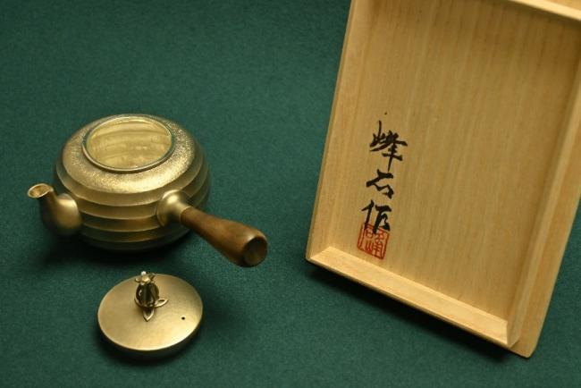 写真：返礼品とする急須（横筋）